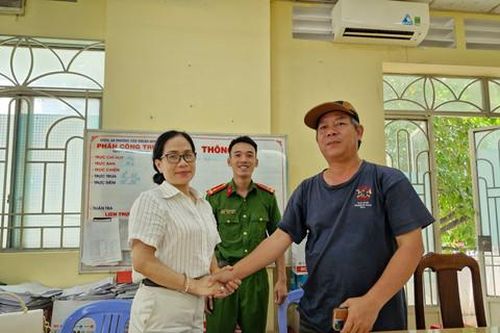 Cô giáo tốt bụng và cán bộ Công an nhiệt tình giúp trả lại hơn 200 triệu chuyển khoản nhầm