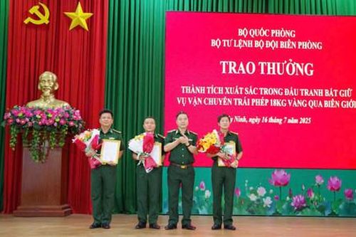 Khen thưởng các tập thể, cá nhân bắt vụ vận chuyển trái phép 18kg vàng trị giá hơn 51 tỷ đồng