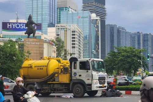 TPHCM: Xe bồn va chạm xe máy, 1 phụ nữ tử vong tại vòng xoay công trường Mê Linh