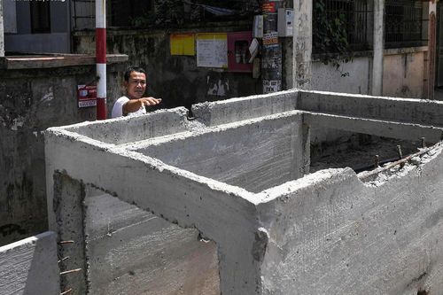 Làm đường cao hơn nền nhà cả mét, dân bắc cầu mới 'ngoi' được ra ngoài