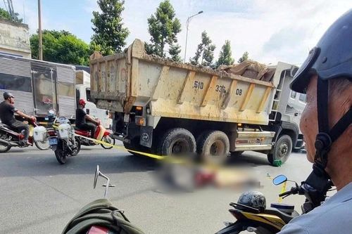 Ô tô tải va chạm xe máy ở TP.HCM, 2 người thương vong