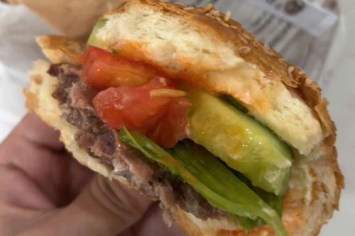 Người phụ nữ hoảng hốt khi phát hiện giòi lúc nhúc trong bánh hamburger mới mua