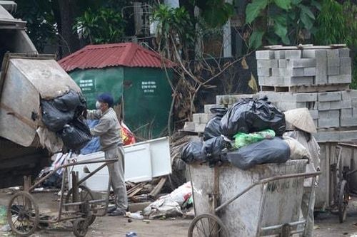 Đường Tây Hồ: Điểm tập kết rác gây mất mỹ quan, an toàn giao thông