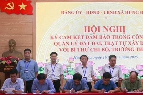 Các bí thư chi bộ và trưởng thôn xã Hưng Đạo ký cam kết về quản lý đất đai