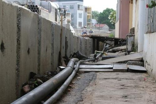 Hà Nội: Đường Ngô Quyền làm cao hơn nền nhà 'cả mét', người dân bắc cầu vào nhà