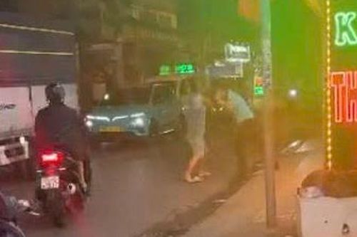 Tài xế công nghệ bị hành hung bằng mỏ lết giữa đường