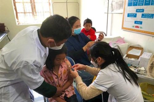'Lấp đầy' vaccine – chìa khóa kiểm soát dịch bệnh sởi