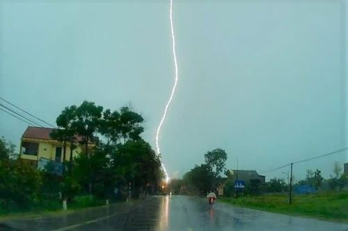 Hai người tử vong do sét đánh, lũ cuốn