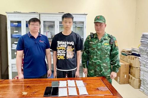 Con trai hỗ trợ bố vận chuyển 6kg bạc trái phép qua biên giới