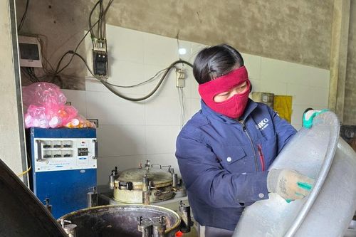 Nghệ An: Người dân ép lạc, vừng, đậu tương lấy dầu ăn