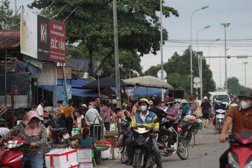 Hà Nội: Chợ cóc lấn lòng đường gần cầu Mai Lĩnh, gây mất an toàn giao thông