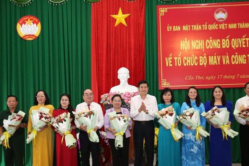 Mặt trận Cần Thơ công bố các quyết định về tổ chức bộ máy và công tác cán bộ