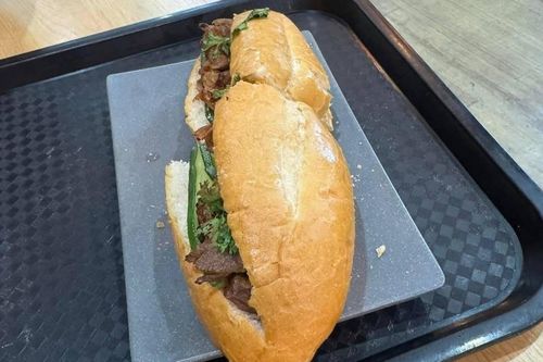 Bất ngờ ông chủ đứng sau cửa hàng bán ổ bánh mì 208.000 đồng ở sân bay