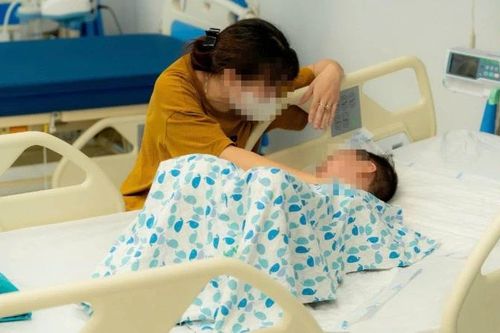 Kích hoạt quy trình báo động đỏ cấp cứu 2 cháu bé bị thương trong vụ tai nạn giao thông liên hoàn