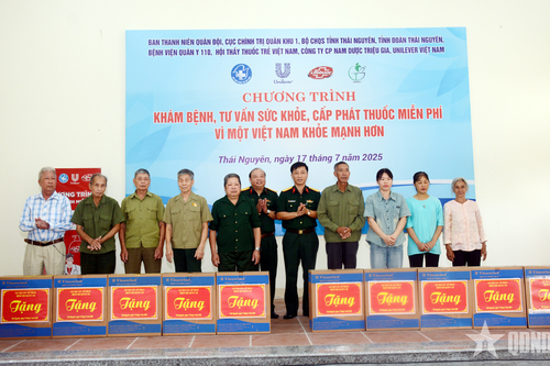 Ban Thanh niên Quân đội phối hợp khám, cấp thuốc miễn phí cho đối tượng chính sách xã Đại Phúc, tỉnh Thái Nguyên