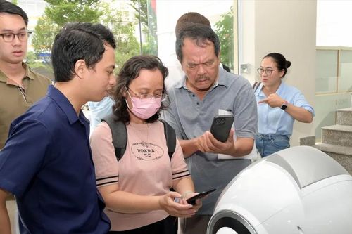 Người dân TPHCM được robot hướng dẫn làm thủ tục hành chính