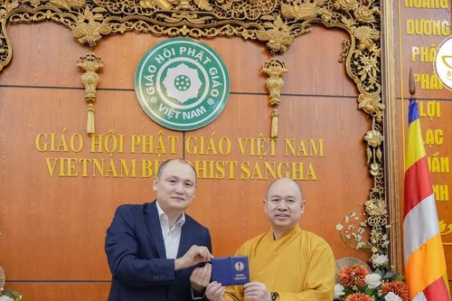 Thượng tọa Thích Đức Thiện nhận Huân chương Đại sứ thiện chí