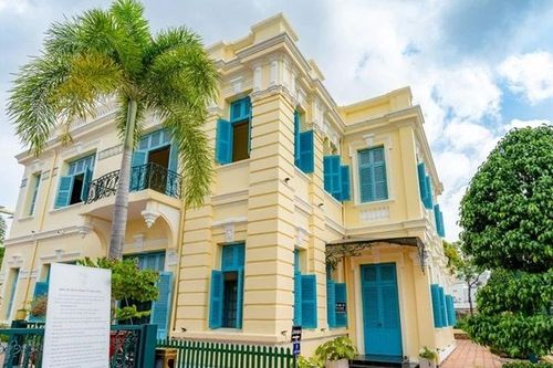 Ngôi nhà của đại gia từng mua máy bay chỉ để thăm ruộng