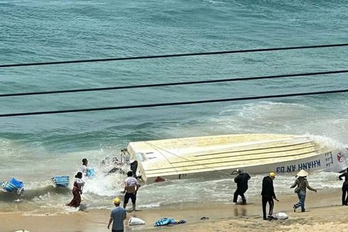 Ca nô chở 26 người ở biển Nhơn Lý lật, 3 du khách bị thương