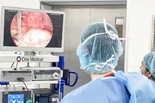 Phẫu thuật thành công khối u tử cung lớn, phức tạp bằng nội soi