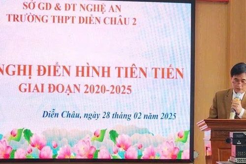 Thầy giáo gần 40 năm tận tụy 'gieo chữ'