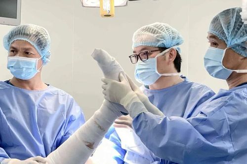Phẫu thuật thành công ca tái tạo dây chằng gối phức tạp sau hơn 10 năm chịu đựng