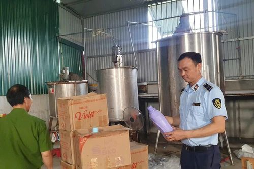 Phạt 180 triệu đồng, tiêu hủy nước giặt giả mạo nhãn hiệu nổi tiếng