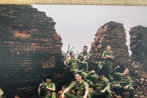 Chiêm ngưỡng 40 tác phẩm nhiếp ảnh trong bộ phim 'Mưa đỏ'