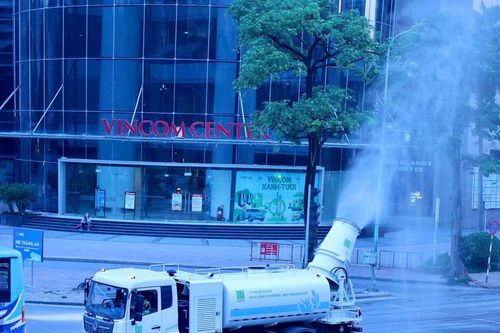 Tận thấy 'pháo xa sương mù' dập bụi mịn trên đường phố Hà Nội