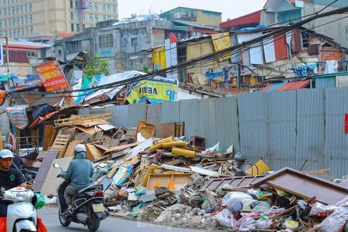 Phế thải ngập đường 'đắt nhất hành tinh'