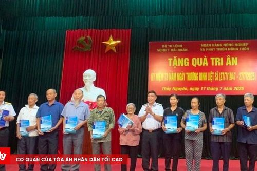 Vùng 1 Hải quân thăm, tặng quà gia đình chính sách tại Hải Phòng