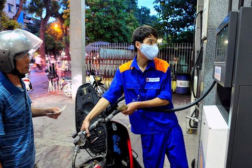 Giá xăng dầu đồng loạt giảm, RON 95 rời mốc 20.000 đồng/lít