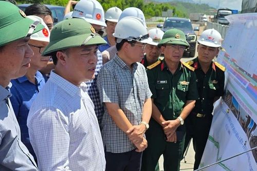 'Điểm nghẽn' thi công cao tốc 2.000 tỷ: Thứ trưởng Bộ Xây dựng chỉ đạo xử lý
