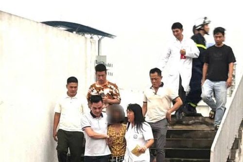 Lời nói của nữ bác sĩ khiến bé gái đứng trên nóc nhà BV Bạch Mai từ bỏ ý định tự tử