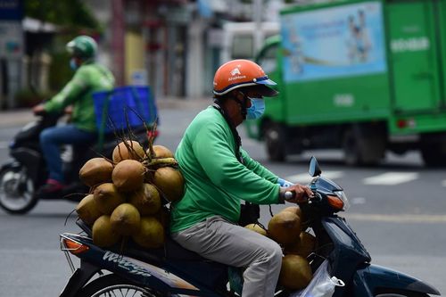 Xóa sổ 400.000 xe máy xăng chạy dịch vụ: TPHCM cho tài xế vay tiền mua xe điện?