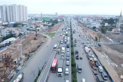 Cảnh sát chỉ hướng di chuyển khi đóng một phần cao tốc TPHCM – Long Thành