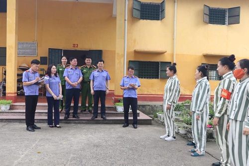VKSND tối cao trực tiếp kiểm sát việc lập hồ sơ đề nghị đặc xá năm 2025 tại Trại giam Tân Lập