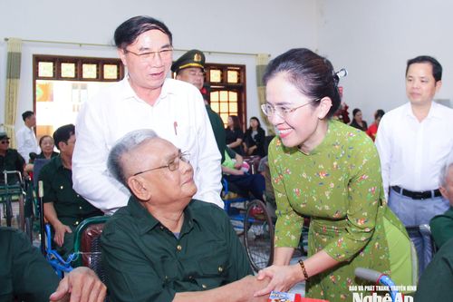 Đồng chí Võ Thị Minh Sinh viếng các Anh hùng liệt sĩ và tặng quà người có công ở Nghệ An