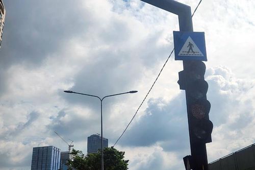 Thí điểm đèn LED phát sáng trên vỉa hè và biển báo giao thông phát huy hiệu quả