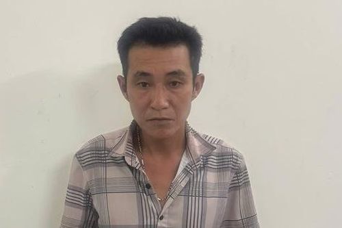 Dụ bé gái chờ xe ven đường về nhà rồi xâm hại, người đàn ông bị khởi tố