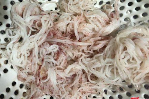 Thủ phạm làm bún tươi đổi màu đỏ, ảnh hưởng sức khỏe thế nào?