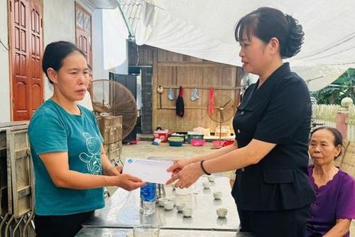 Hội LHPN tỉnh Lào Cai thăm hỏi các gia đình gặp nạn trong vụ sạt lở đất