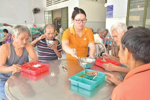 Huy động nguồn lực xã hội chăm lo người yếu thế