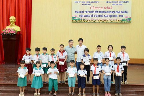 Trao 120 phần quà 'Tiếp bước đến trường' cho học sinh xã Châu Phú