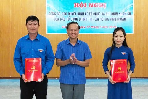 Ủy ban MTTQ xã Vĩnh Thuận công bố quyết định về tổ chức và chỉ định nhân sự