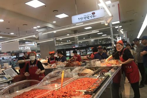 Hàn Quốc phát tiền cho dân để kích thích tiêu dùng