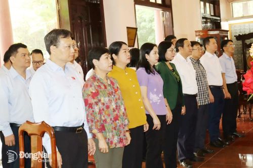 Đoàn Đại biểu Quốc hội và lãnh đạo tỉnh dâng hương tại Đền thờ liệt sĩ xã Phước An
