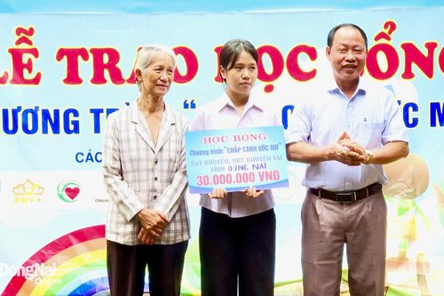 Nữ sinh nghèo phường An Lộc đón nhận học bổng hơn 110 triệu đồng