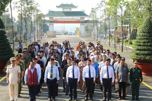 Tổ chức viếng nghĩa trang liệt sĩ và thăm, tặng quà người có công dịp 27-7