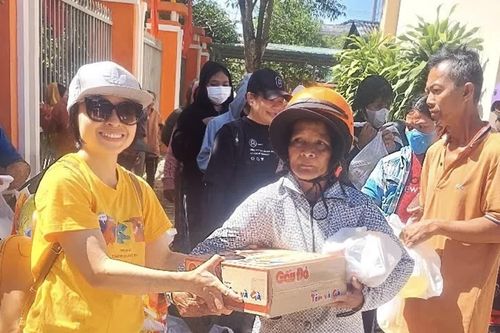 Tặng 80 suất quà cho phụ nữ có hoàn cảnh đặc biệt khó khăn xã Khánh Vĩnh